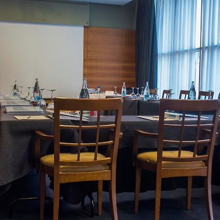 Gran Hotel Lakua Vitoria-Gasteiz Bagian luar foto A meeting room at the hotel