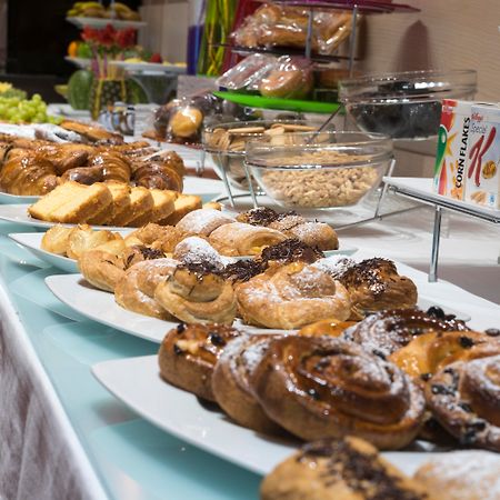 Gran Hotel Lakua Vitoria-Gasteiz Bagian luar foto A buffet of pastries