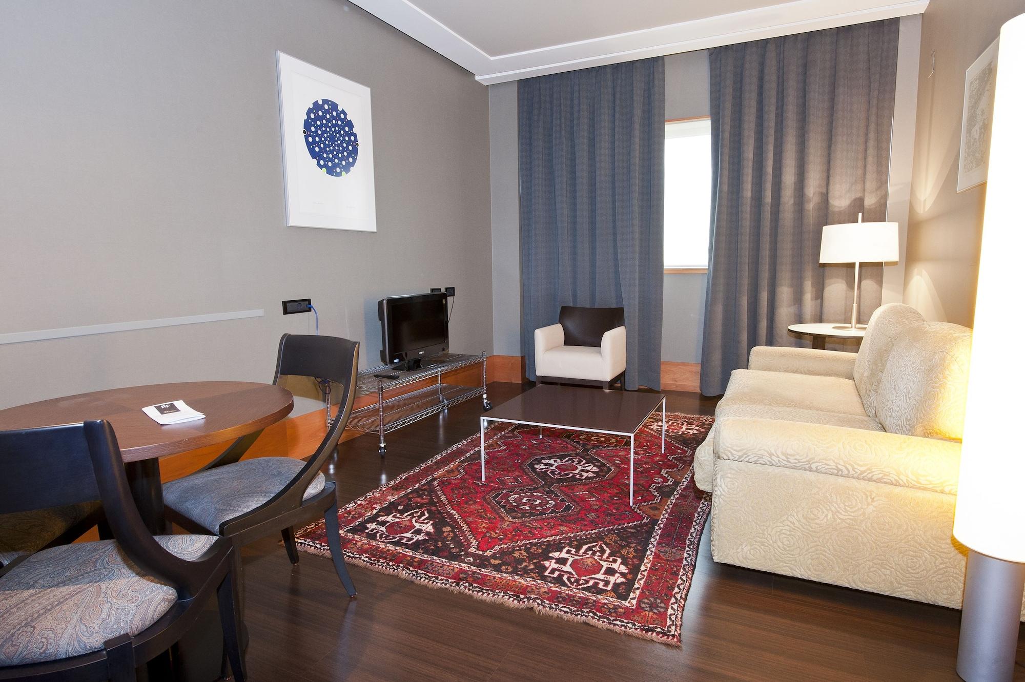 Gran Hotel Lakua Vitoria-Gasteiz Bagian luar foto A living room