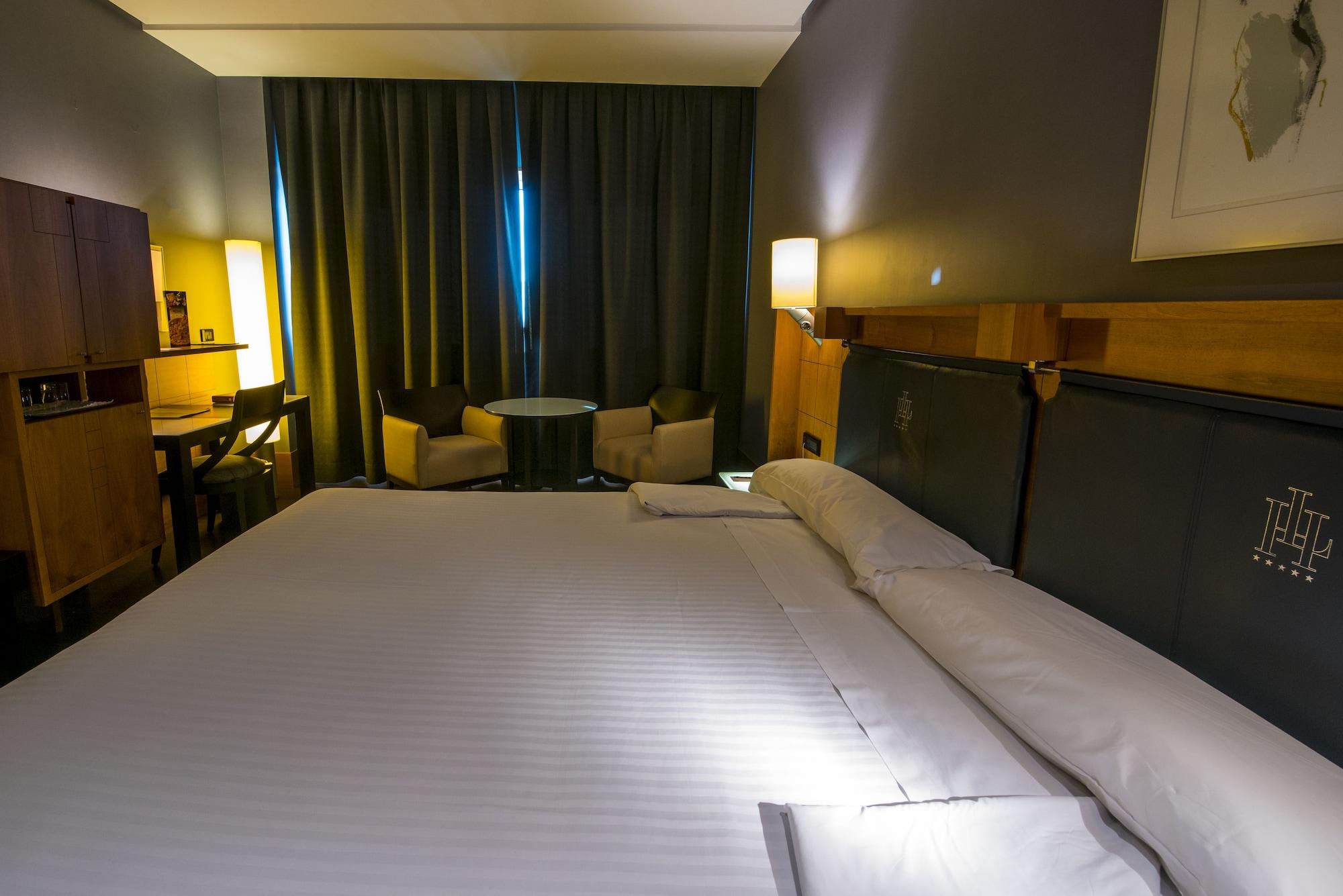 Gran Hotel Lakua Vitoria-Gasteiz Bagian luar foto A room at the hotel