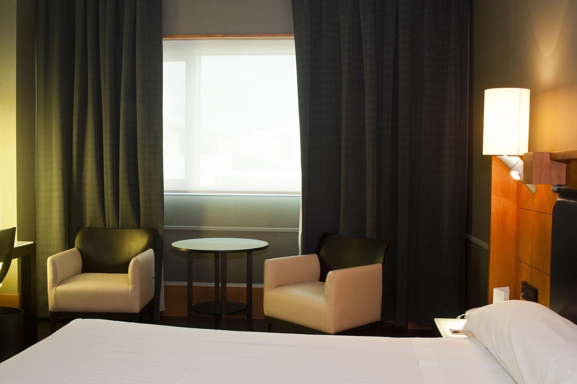 Gran Hotel Lakua Vitoria-Gasteiz Bagian luar foto A room at the hotel