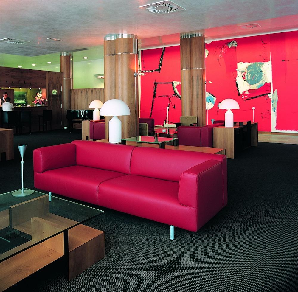 Gran Hotel Lakua Vitoria-Gasteiz Bagian luar foto The interior of the hotel