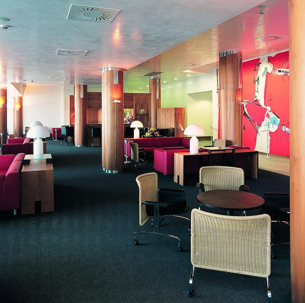 Gran Hotel Lakua Vitoria-Gasteiz Bagian luar foto The lounge at the airport