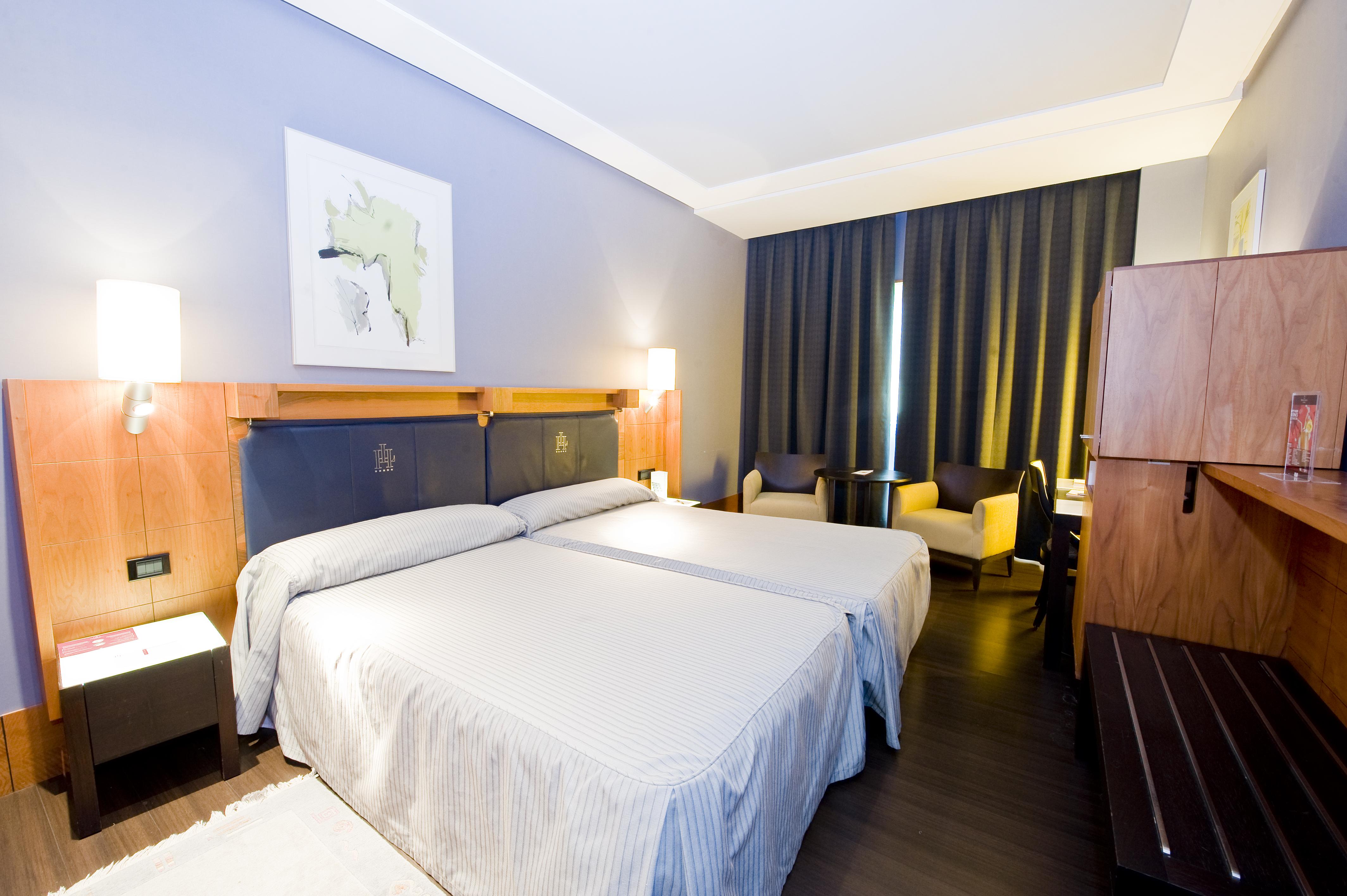 Gran Hotel Lakua Vitoria-Gasteiz Bagian luar foto A room at the hotel