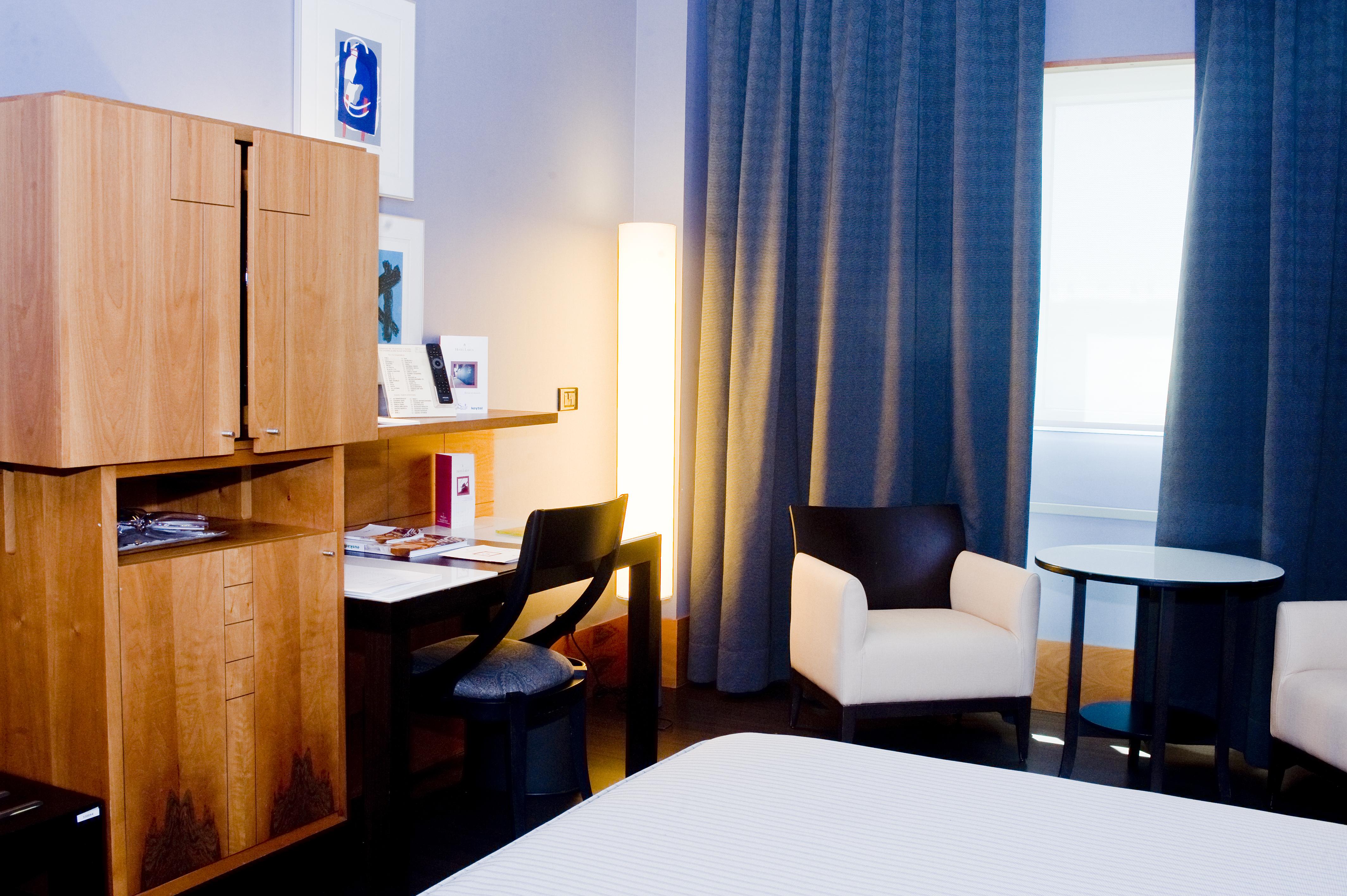 Gran Hotel Lakua Vitoria-Gasteiz Bagian luar foto A typical room at the hotel