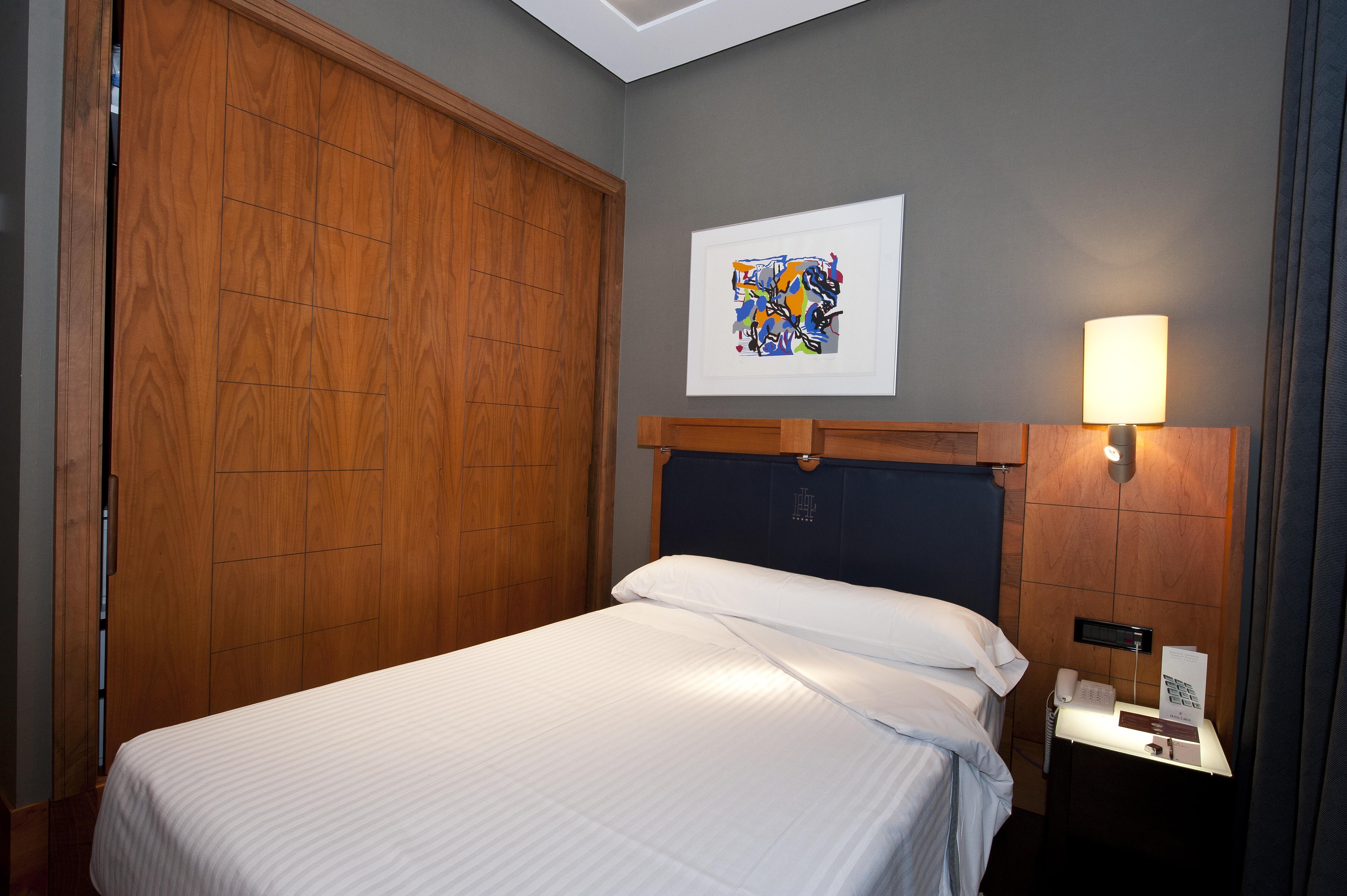Gran Hotel Lakua Vitoria-Gasteiz Bagian luar foto A room at the hotel