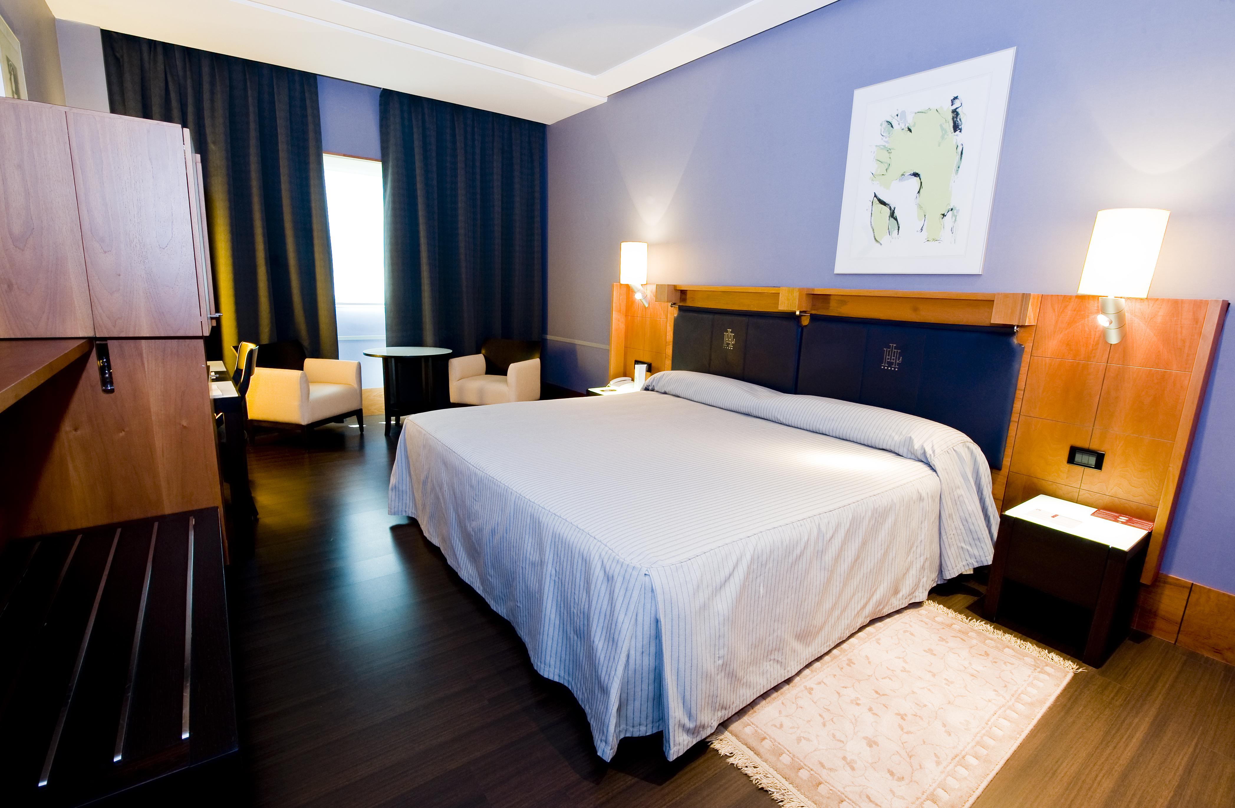 Gran Hotel Lakua Vitoria-Gasteiz Ruang foto A room at the hotel