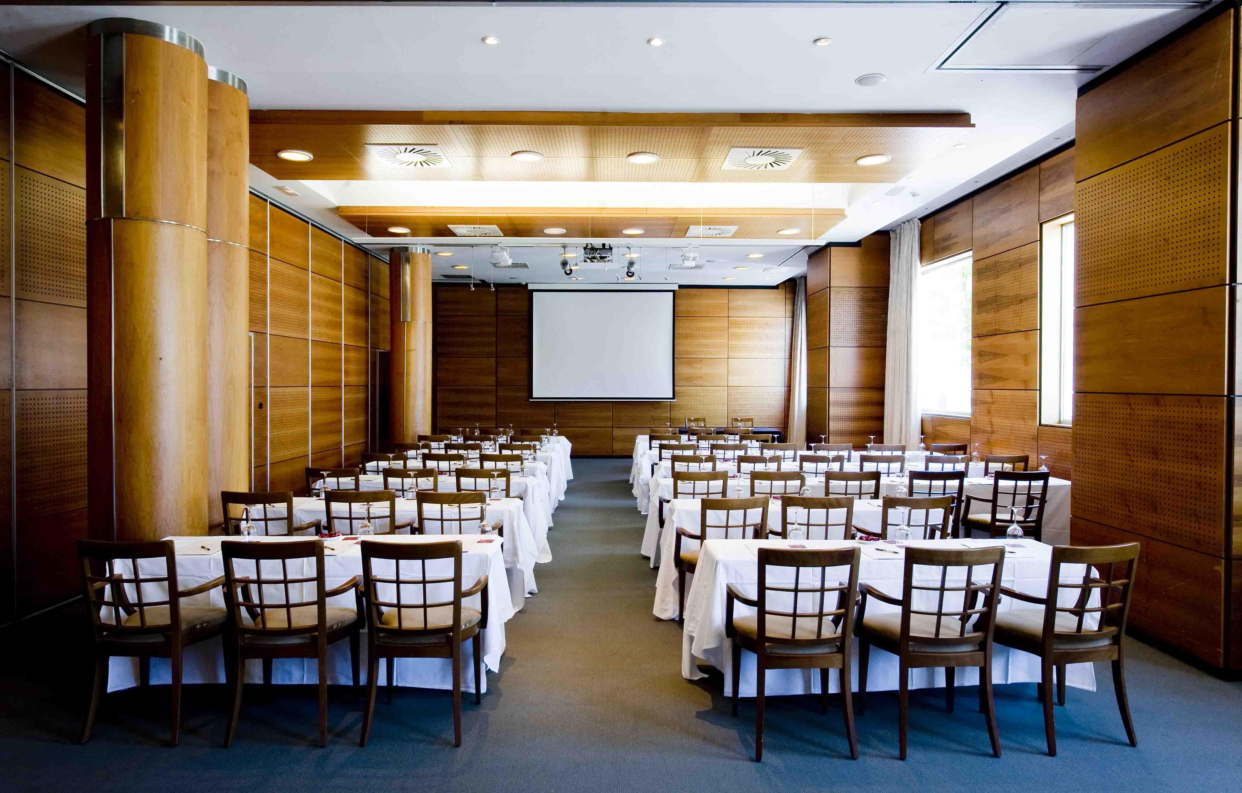 Gran Hotel Lakua Vitoria-Gasteiz Bagian luar foto The conference room