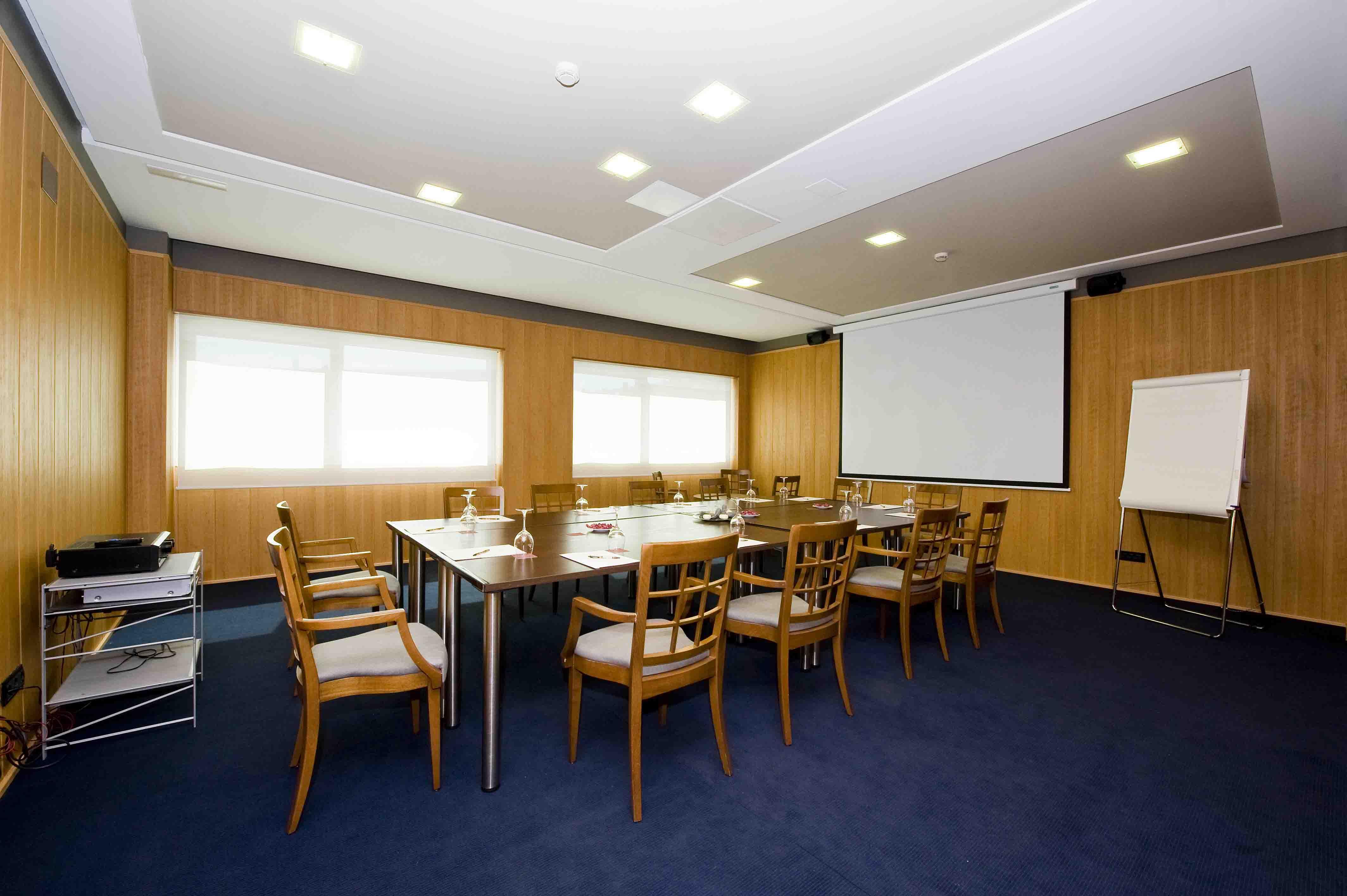 Gran Hotel Lakua Vitoria-Gasteiz Bagian luar foto Meeting room
