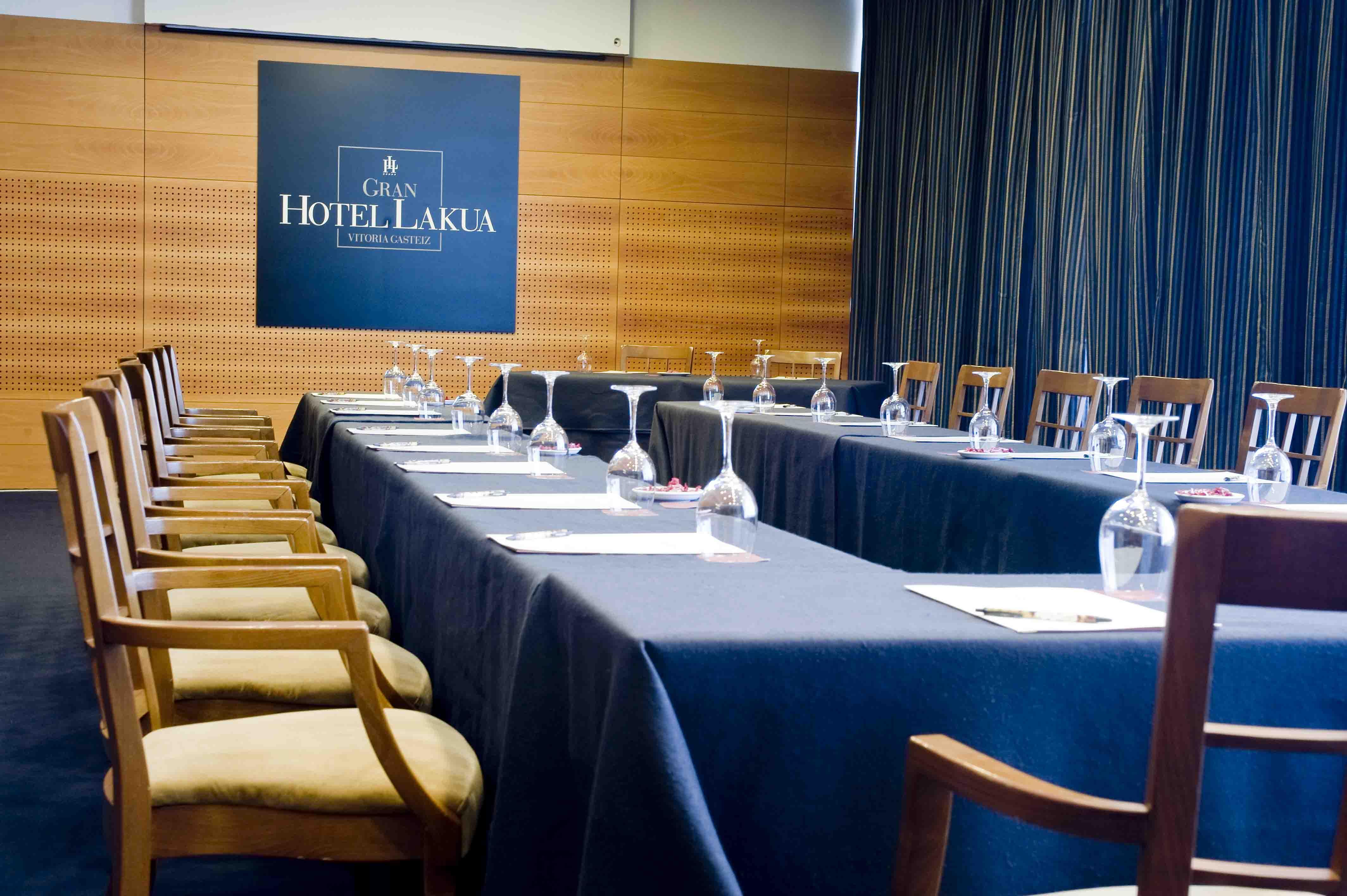 Gran Hotel Lakua Vitoria-Gasteiz Bagian luar foto Meeting room