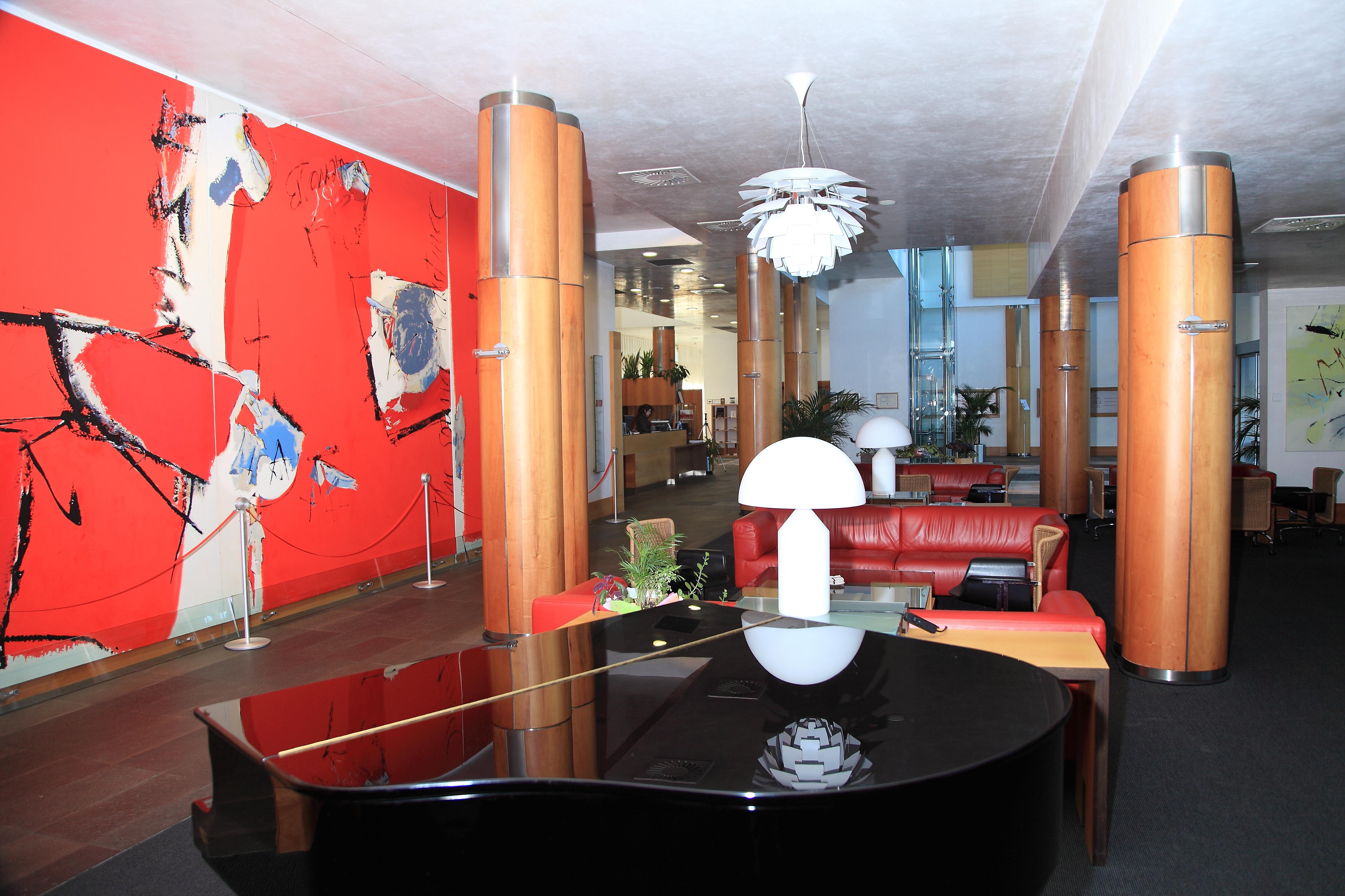 Gran Hotel Lakua Vitoria-Gasteiz Bagian luar foto The lobby of the hotel