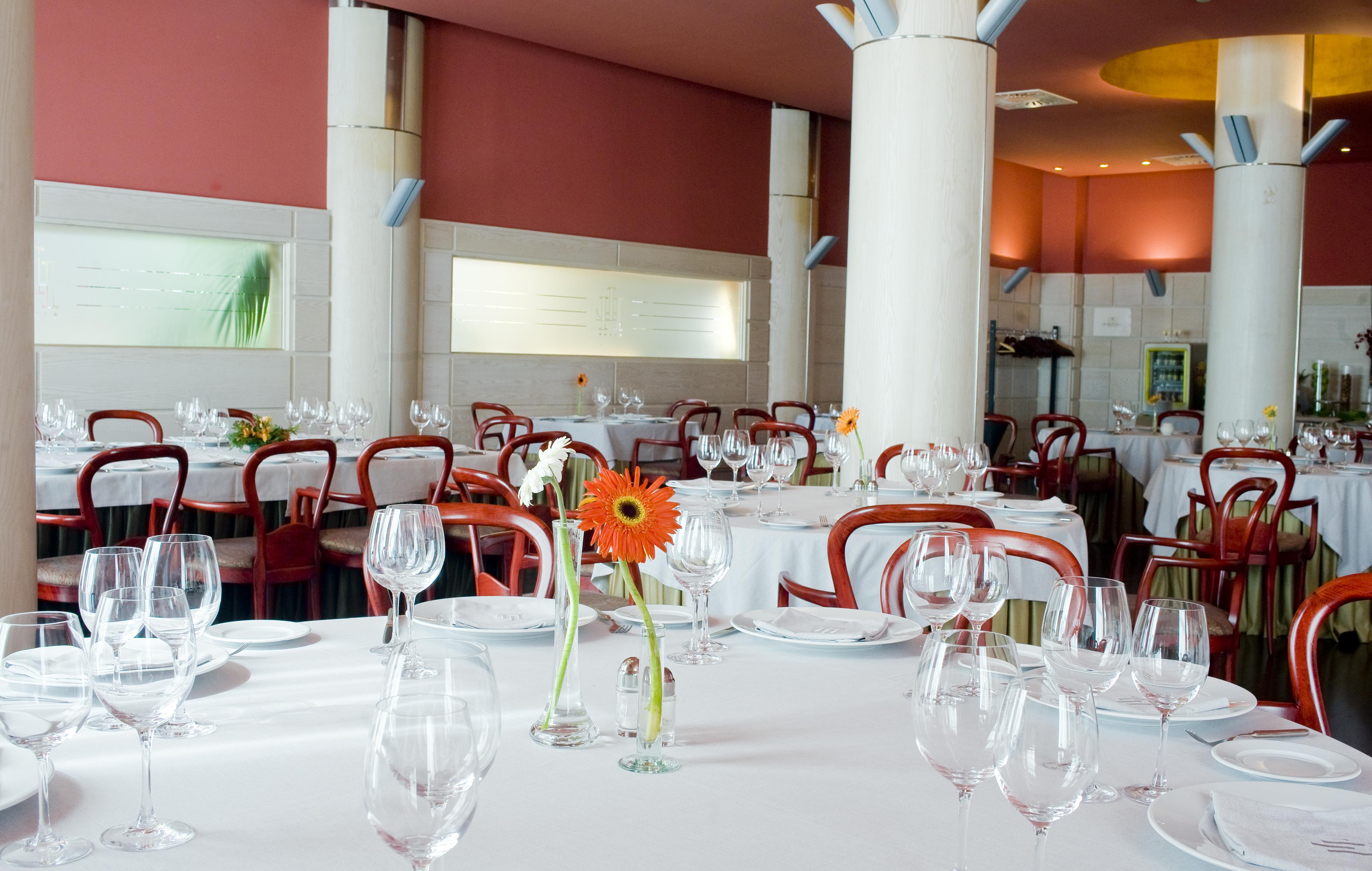 Gran Hotel Lakua Vitoria-Gasteiz Bagian luar foto Restaurant
