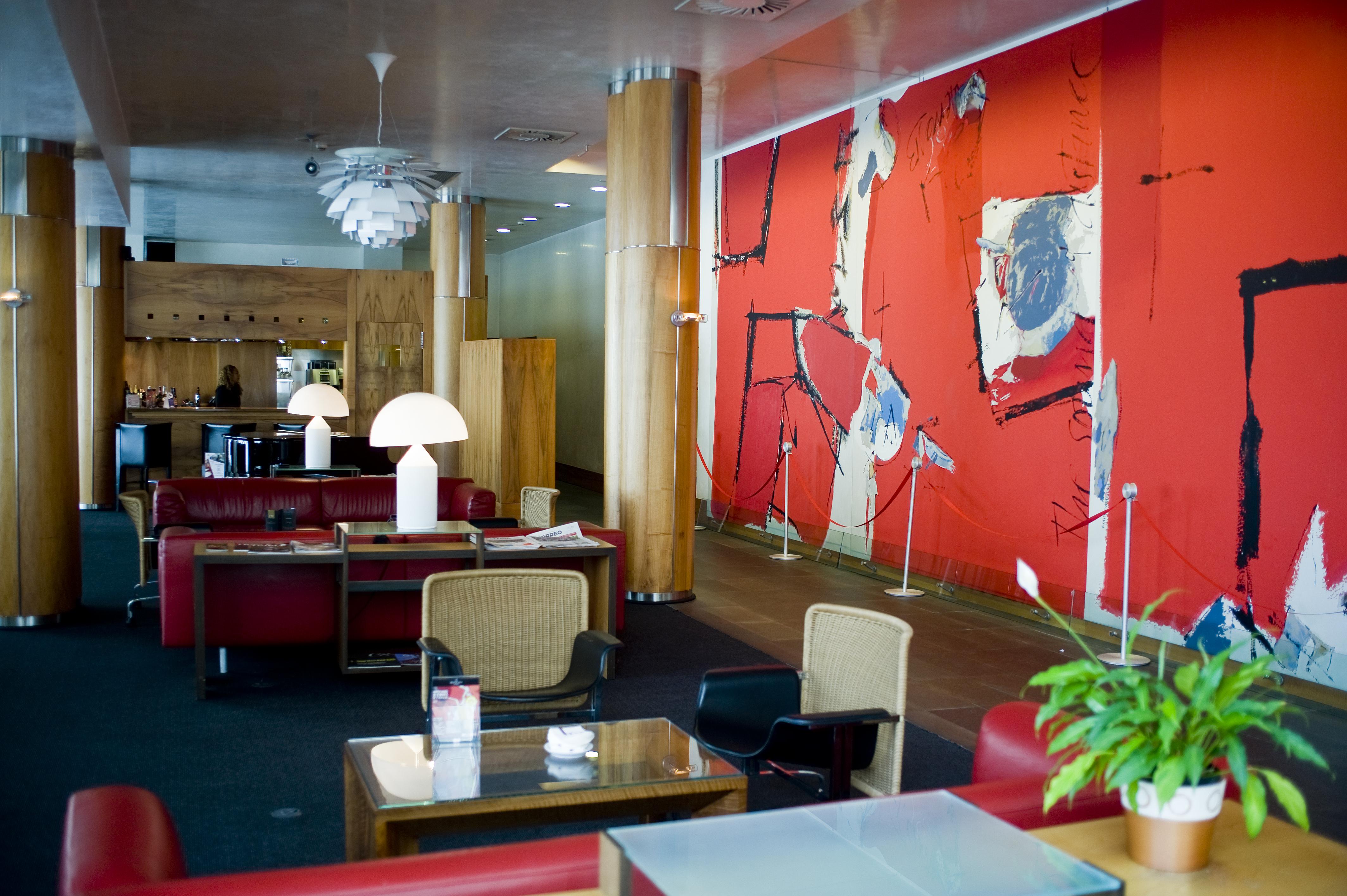 Gran Hotel Lakua Vitoria-Gasteiz Bagian luar foto The lounge at the airport