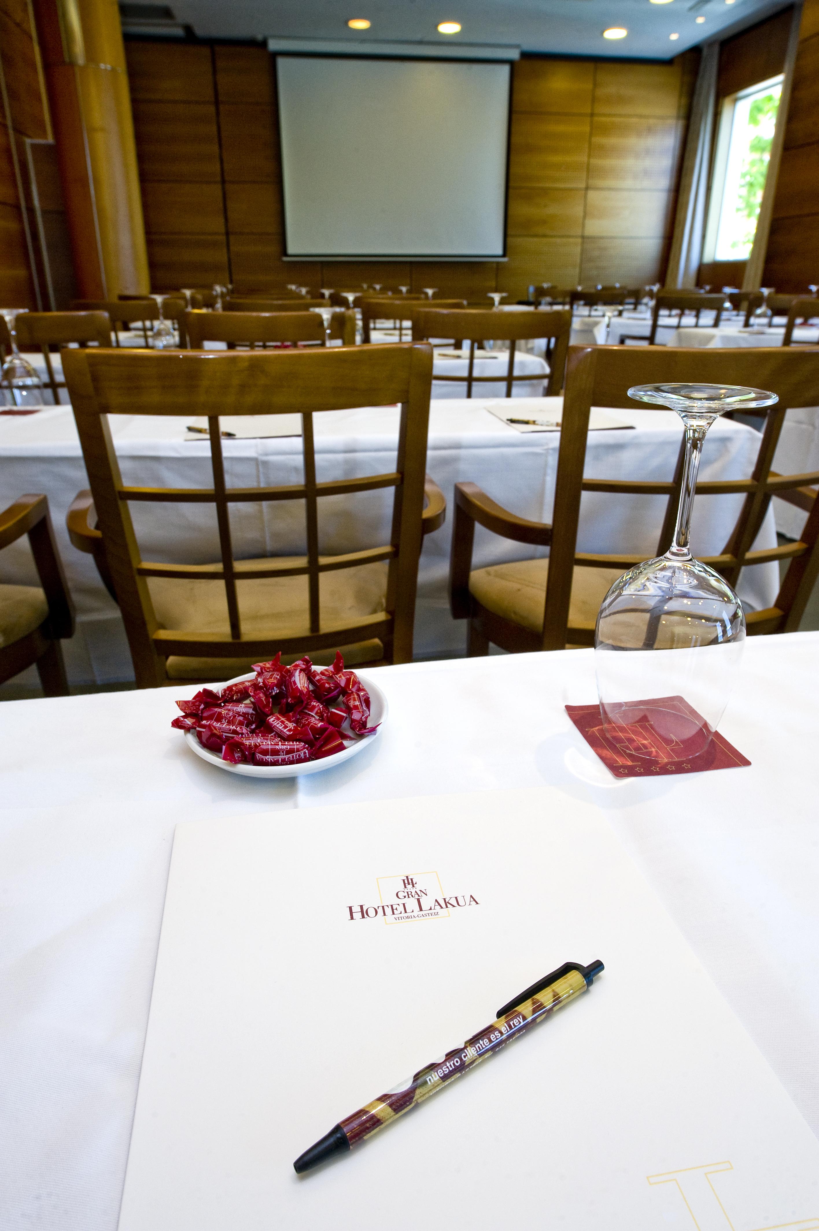 Gran Hotel Lakua Vitoria-Gasteiz Bagian luar foto A bowl of rose petals at a wedding