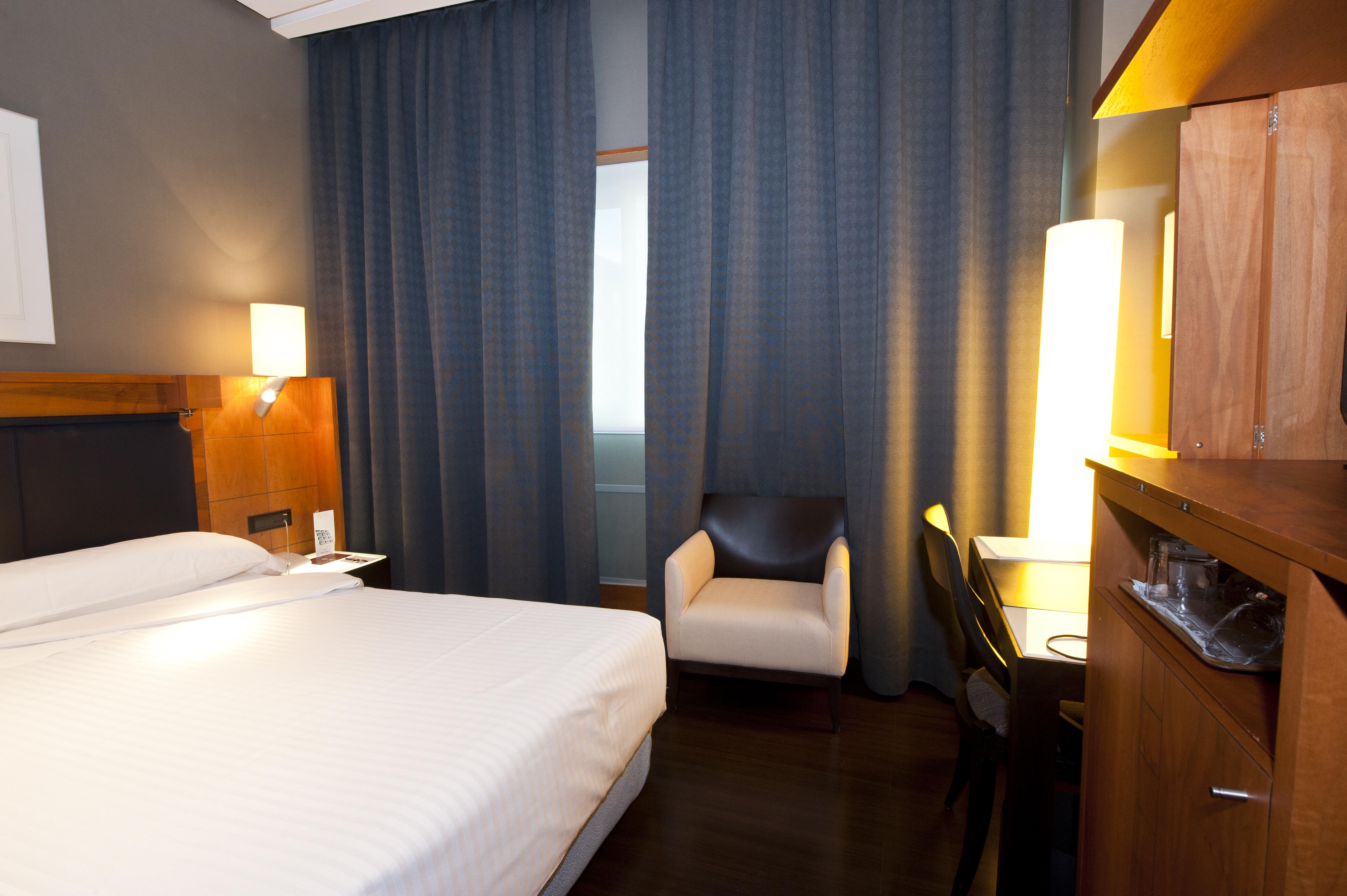 Gran Hotel Lakua Vitoria-Gasteiz Bagian luar foto A room at the hotel