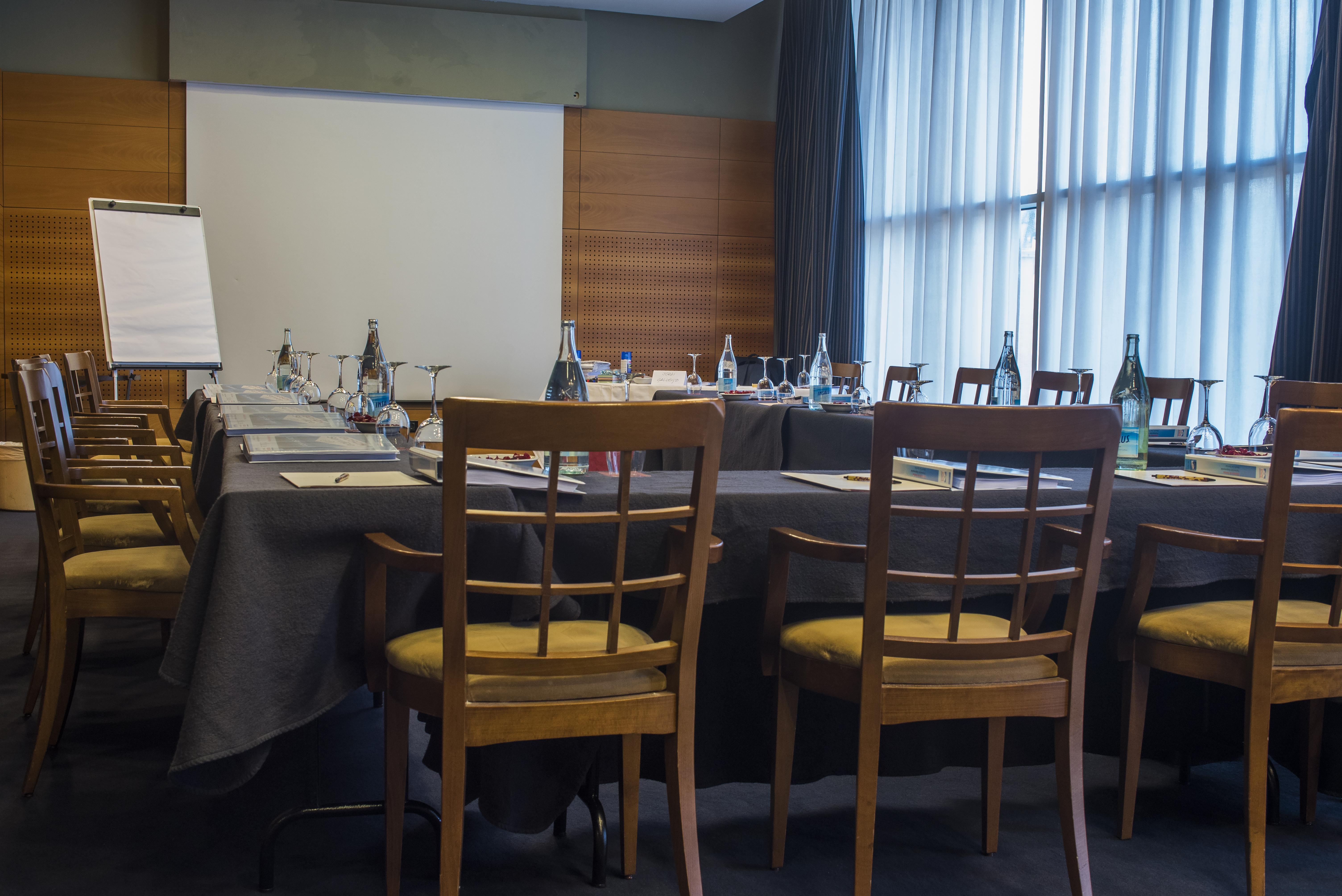 Gran Hotel Lakua Vitoria-Gasteiz Bagian luar foto A meeting room at the hotel