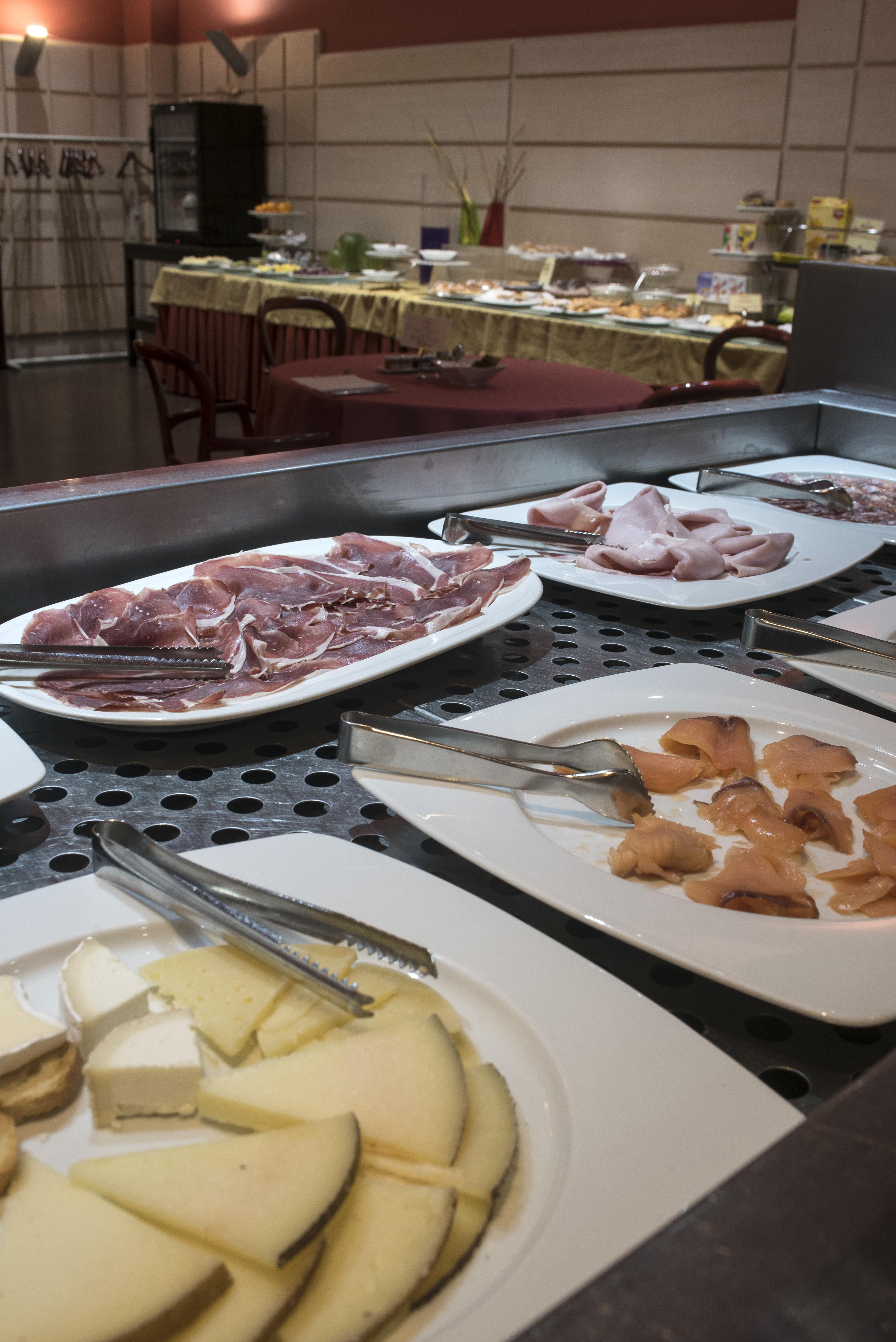 Gran Hotel Lakua Vitoria-Gasteiz Bagian luar foto Cold cuts