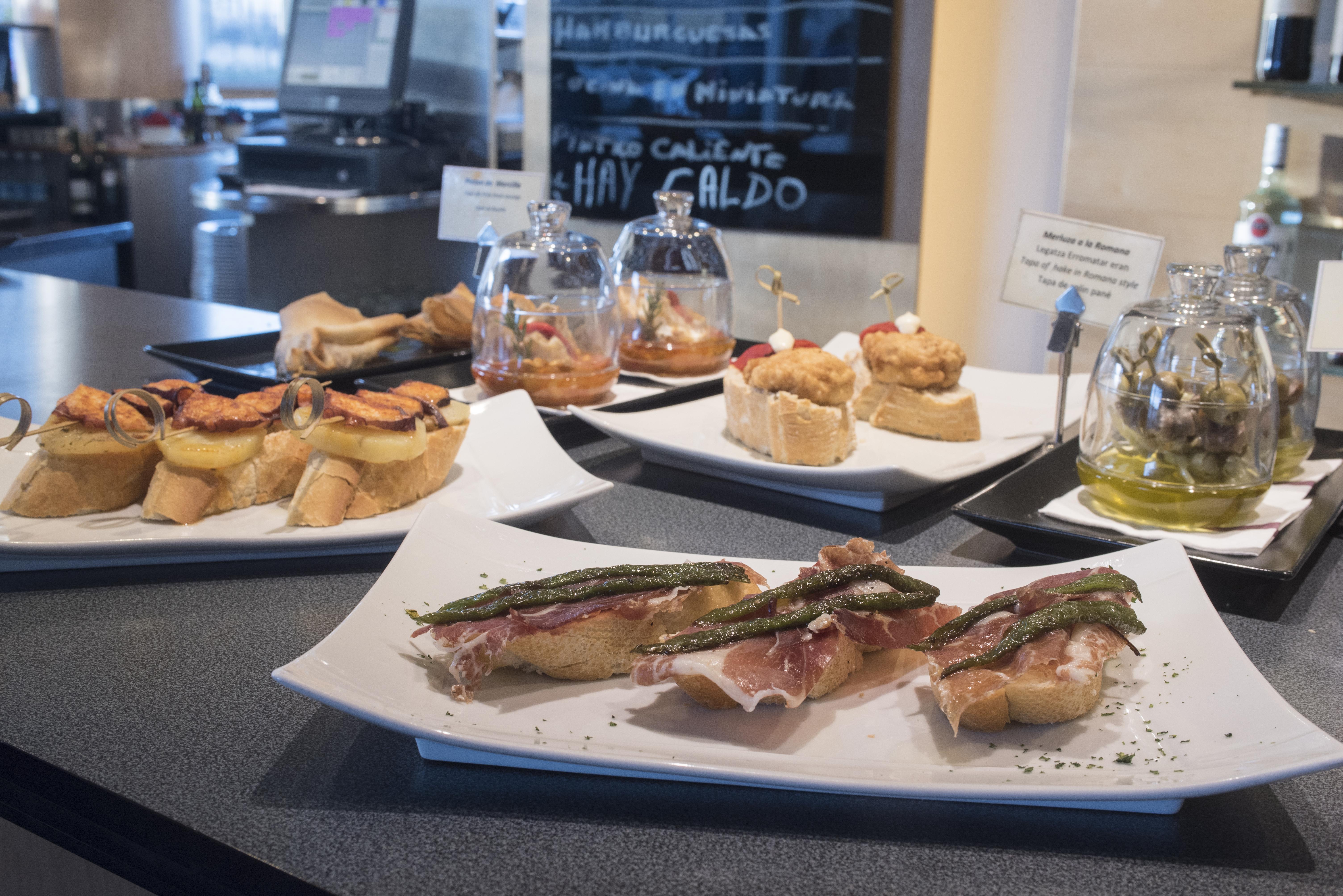 Gran Hotel Lakua Vitoria-Gasteiz Bagian luar foto Pintxo tapas