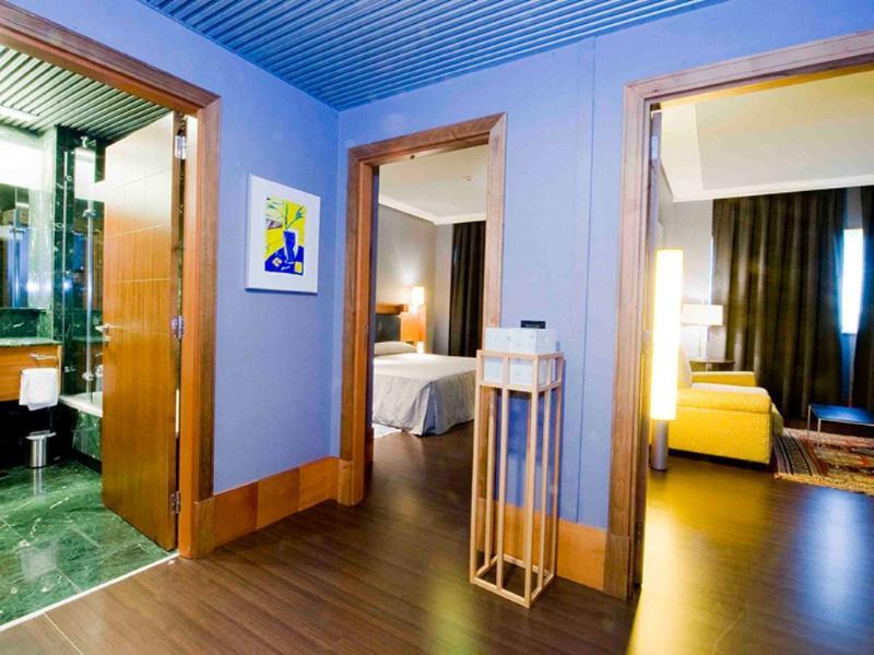 Gran Hotel Lakua Vitoria-Gasteiz Bagian luar foto A suite at the hotel
