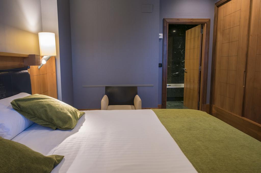 Gran Hotel Lakua Vitoria-Gasteiz Bagian luar foto A room at the hotel