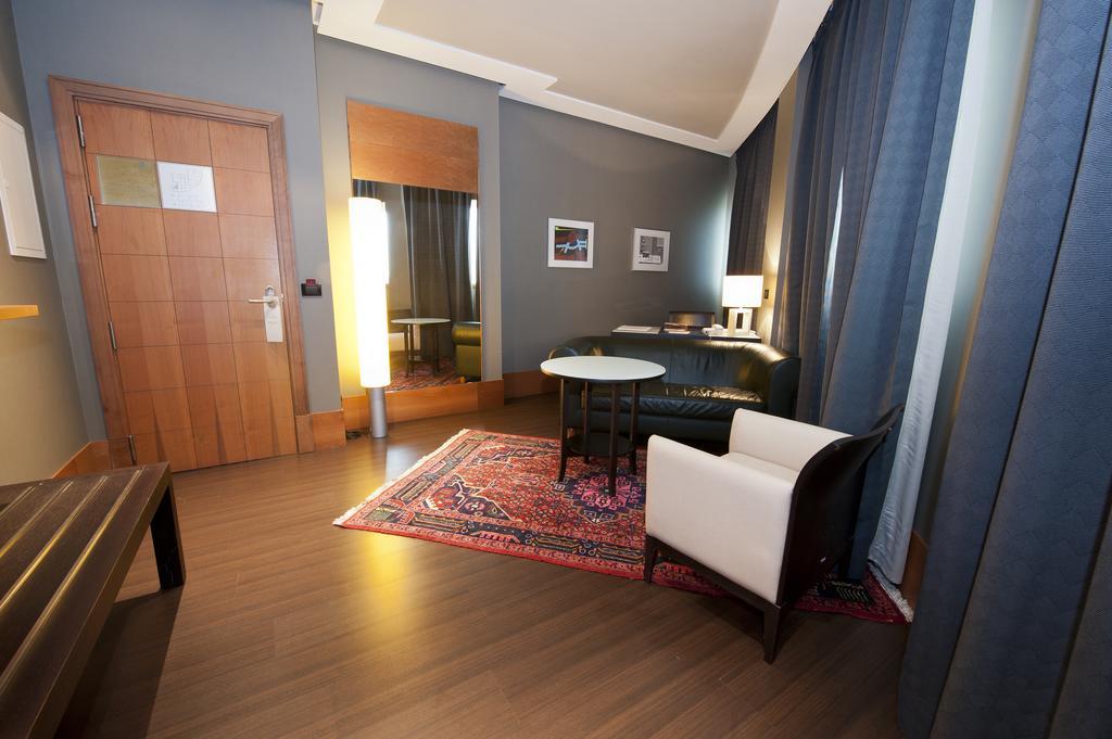 Gran Hotel Lakua Vitoria-Gasteiz Bagian luar foto A suite at the hotel