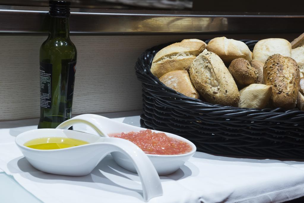 Gran Hotel Lakua Vitoria-Gasteiz Bagian luar foto Olive oil and bread
