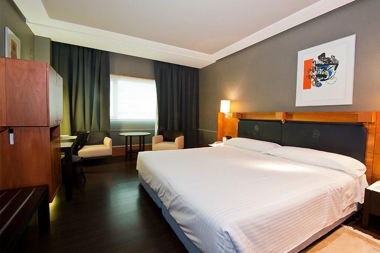 Gran Hotel Lakua Vitoria-Gasteiz Bagian luar foto A room at the hotel