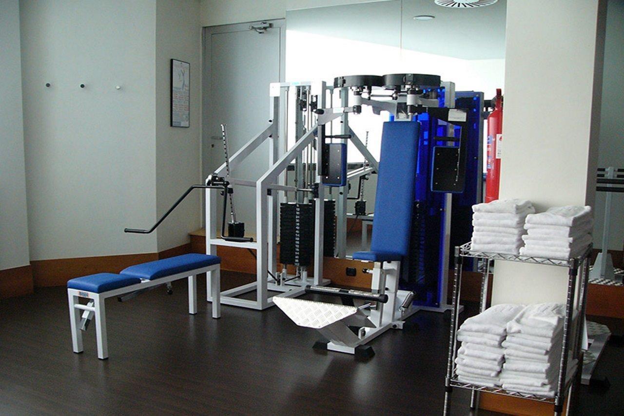 Gran Hotel Lakua Vitoria-Gasteiz Bagian luar foto A leg press machine
