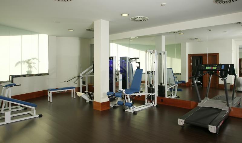 Gran Hotel Lakua Vitoria-Gasteiz Bagian luar foto A gym in a hotel