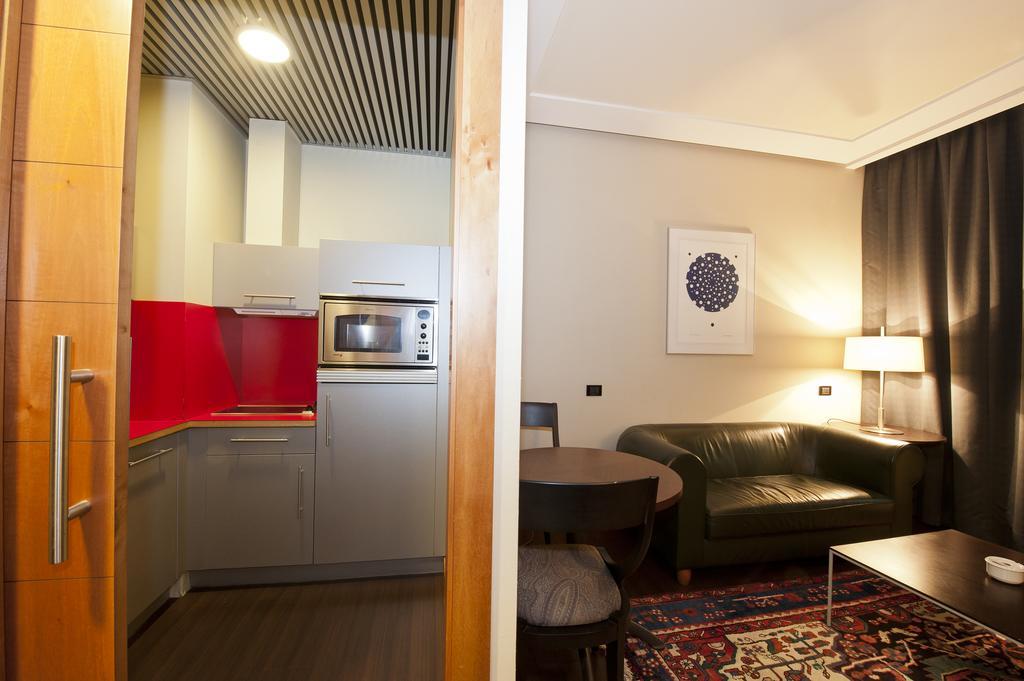 Gran Hotel Lakua Vitoria-Gasteiz Bagian luar foto A studio apartment in London