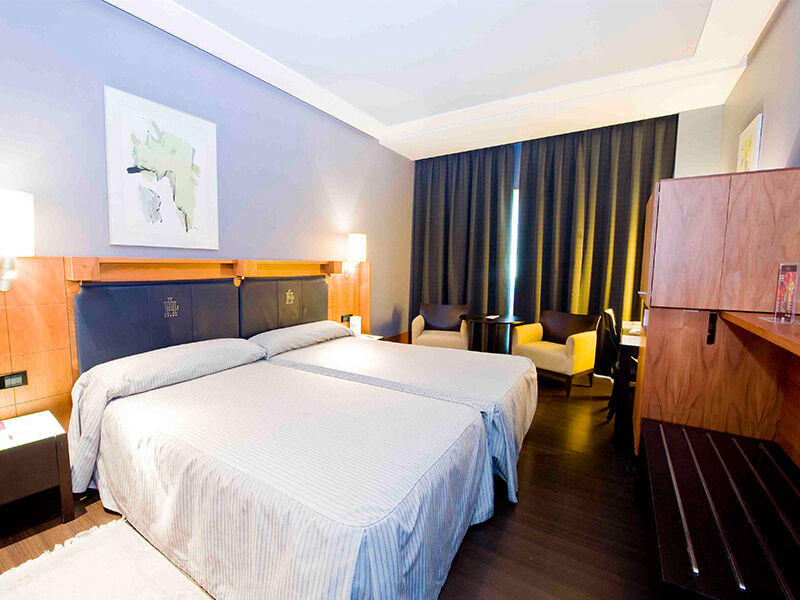 Gran Hotel Lakua Vitoria-Gasteiz Bagian luar foto A room at the hotel